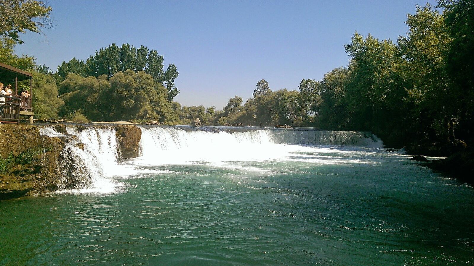 De Manavgat-waterval: breed, bruisend en vlak bij Side